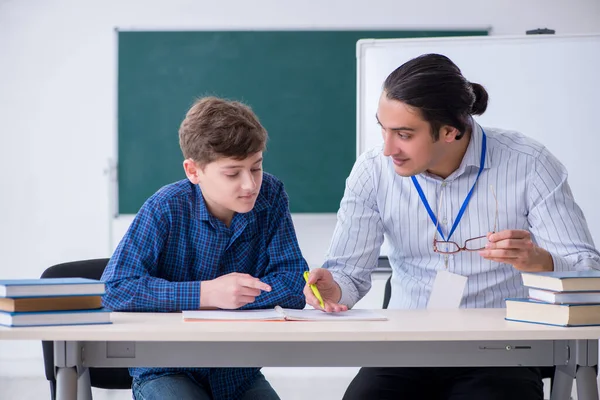 教室での若い男性教師と少年 — ストック写真