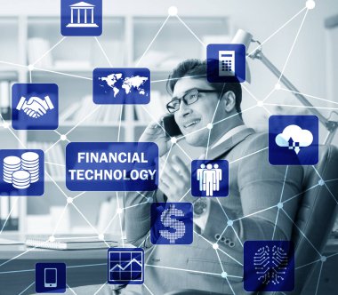 Fintech kavram smartphone cep telefonu ile konuşurken işadamı