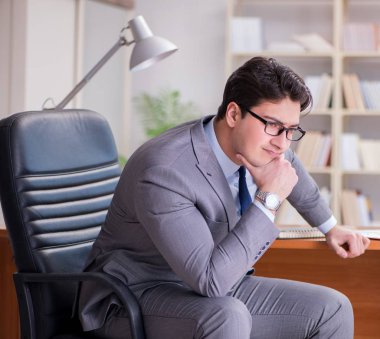 Ofiste çalışan genç bir işadamı.