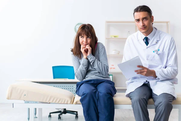 Mentalt sjuk kvinna patient under läkarbesök — Stockfoto