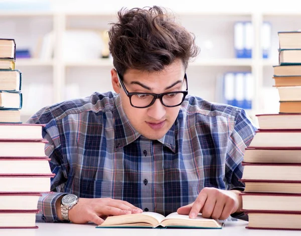 Nerd lustige Studentin bereitet sich auf Uni-Prüfungen vor — Stockfoto