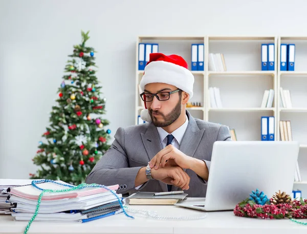 Genç işadamı Noel 'i ofiste kutluyor. — Stok fotoğraf