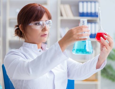 Bir laboratuarda deney yapan kadın bir bilim adamı.