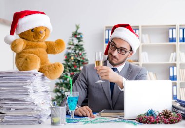 Genç işadamı Noel 'i ofiste kutluyor.