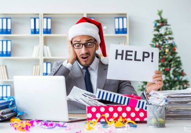 Genç işadamı Noel 'i ofiste kutluyor.