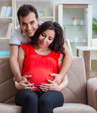 Bir bebek bekleyen genç çift.