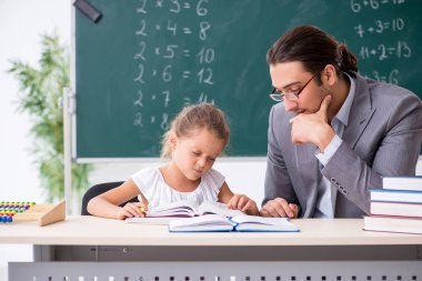 Öğretmenim ve genç kız sınıfta.