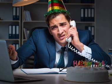 Adam ofiste doğum gününü kutluyor.