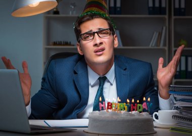 Adam ofiste doğum gününü kutluyor.