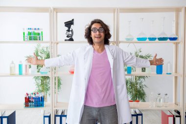 Laboratuvarda çalışan komik erkek kimyager.