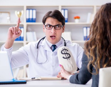 Sağlık sigortası dolandırıcılığı konseptinde genç doktor