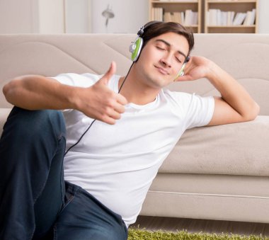 Evde müzik dinleyen bir adam.