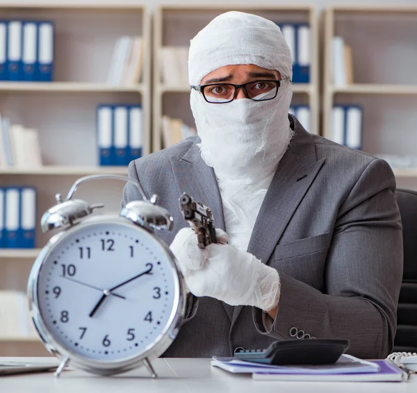 Trabajador de negocios vendado que trabaja en la oficina haciendo papelería —  Fotos de Stock