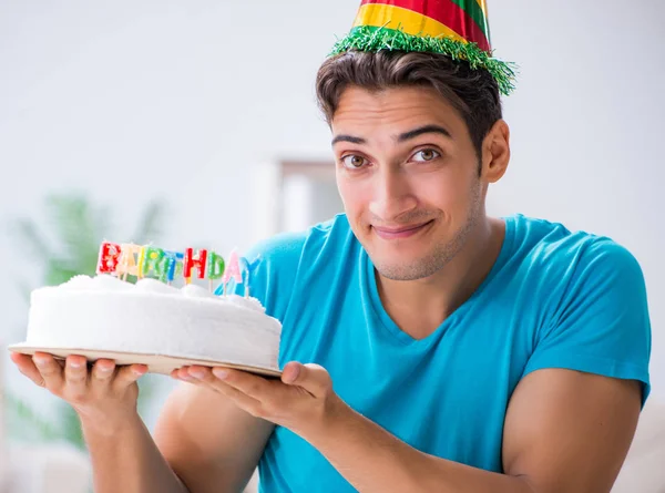 Jovem celebrando aniversário sozinho em casa — Fotografia de Stock