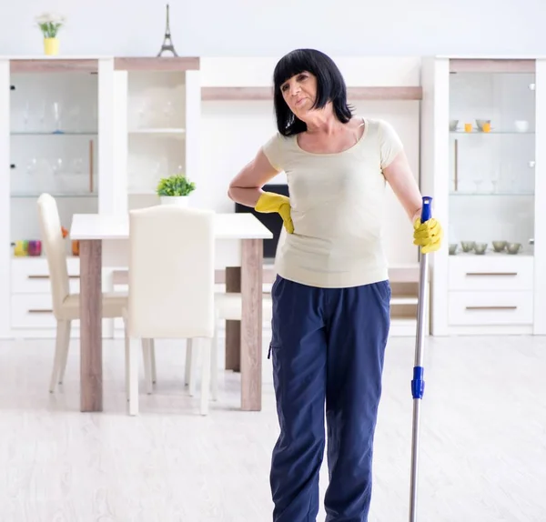 Vecchia donna matura stanca dopo le faccende domestiche — Foto Stock