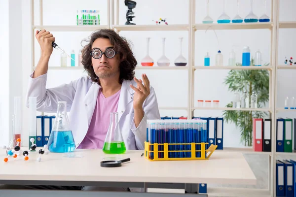 Divertente chimico maschio che lavora in laboratorio — Foto Stock