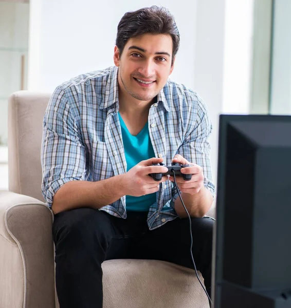 Hombre jugando juego de ordenador en casa —  Fotos de Stock