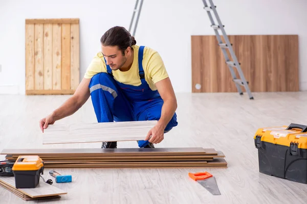 Jovem empreiteiro do sexo masculino trabalhando dentro de casa — Fotografia de Stock