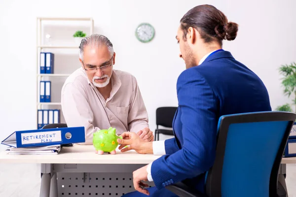 Consulente finanziario che dà consigli pensionistici al vecchio — Foto Stock