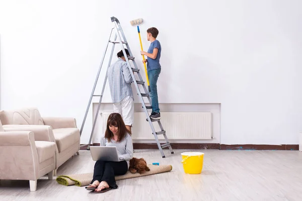 Young family doing home renovation — Stock Photo, Image