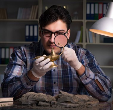 Arkeolog geç saatlere kadar ofiste çalışıyor.