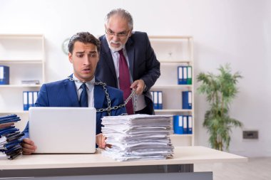 Eski patron ve genç erkek çalışan ofiste.