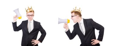 Taçlı ve megafonlu adam beyazın üzerinde izole edilmiş.