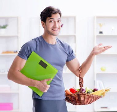 Sağlıklı beslenmenin ve spor yapmanın faydalarını destekleyen bir adam.