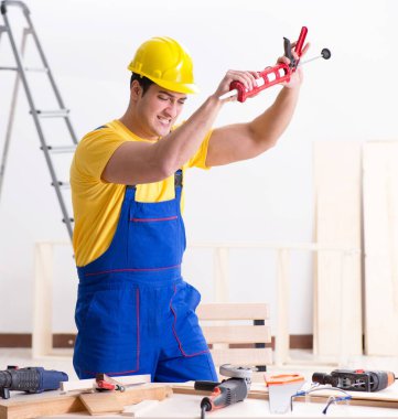 Kat tamircisi işinden memnun değil.