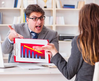 İş adamıyla iş kadını arasındaki iş görüşmesi