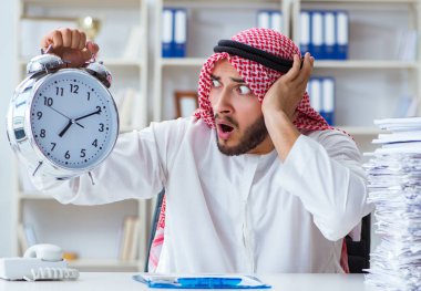 Ofiste çalışan Arap işadamı bir Pi ile evrak işi yapıyor.