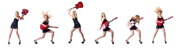 Kvinna spelar gitarr isolerad på den vita — Stockfoto