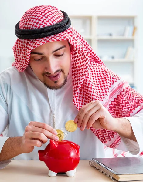 Hombre árabe con bitcoin en concepto de minería criptomoneda —  Fotos de Stock
