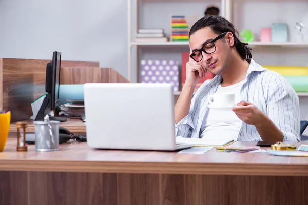 Joven diseñador masculino trabajando en la oficina — Foto de Stock