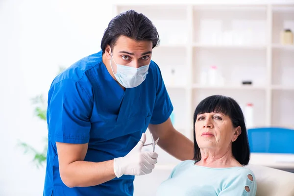 Mulher velha visitando médico masculino para cirurgia plástica — Fotografia de Stock