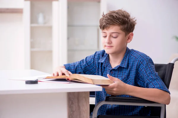 Niño discapacitado preparándose para la escuela en casa — Foto de Stock