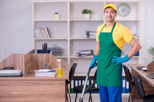 Joven contratista masculino limpiando la oficina — Foto de Stock