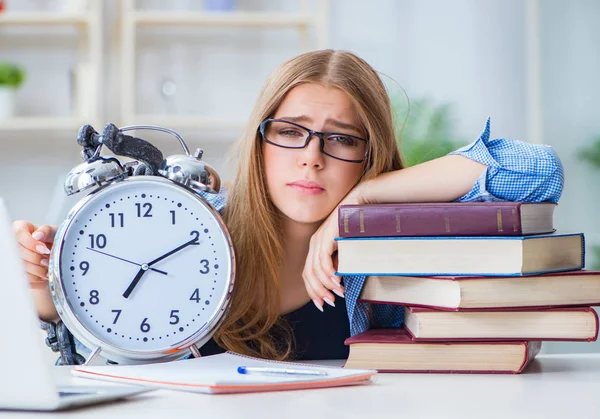 Jovem adolescente estudante se preparando para exames em casa — Fotografia de Stock