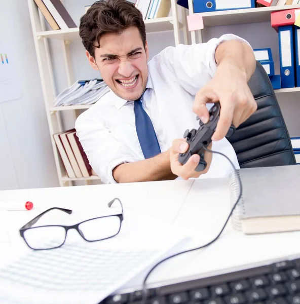 The employee playing computer games in the office — Stock Photo, Image