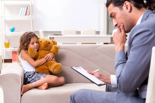 Kind psycholoog bijwonen van klein meisje — Stockfoto