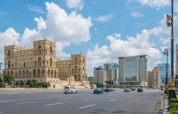 Baku - 18 de julho de 2015: Casa do Governo no Azerbaijão, Baku. Porco — Fotografia de Stock