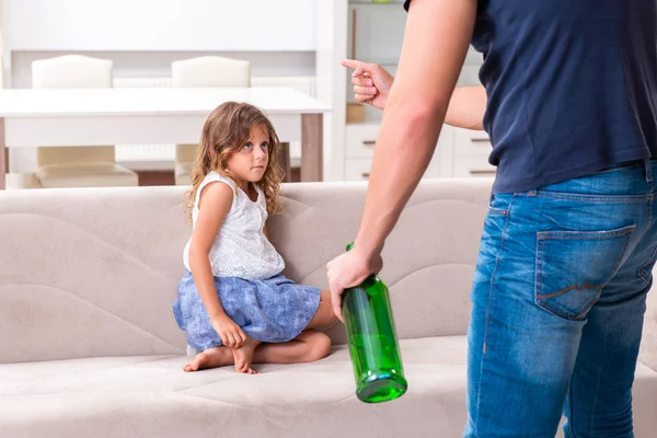 Padre borracho en el concepto de abuso y violencia doméstica infantil — Foto de Stock