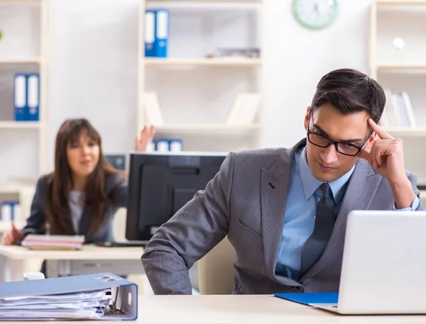 Homme et femme travaillant dans le bureau — Photo