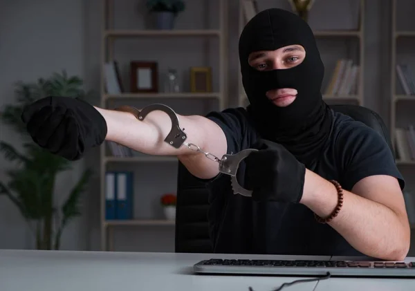 Hacker hacken computer laat op de avond — Stockfoto