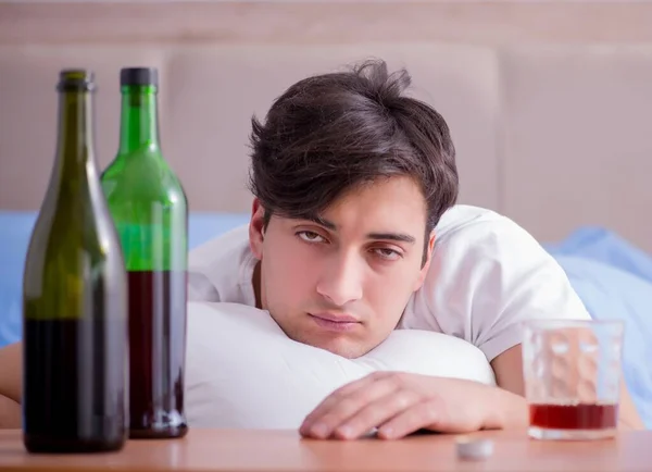 Homem alcoólico bebendo na cama passando por quebrar depressão — Fotografia de Stock