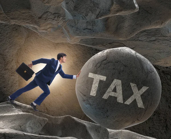 Бизнесмен с высокими налогами — стоковое фото