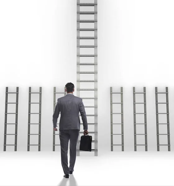 Empresário escalando escada de carreira no conceito de sucesso de negócios — Fotografia de Stock