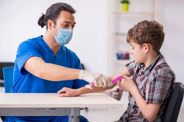 Genç çocuk hastanede doktoru ziyaret ediyor. — Stok fotoğraf