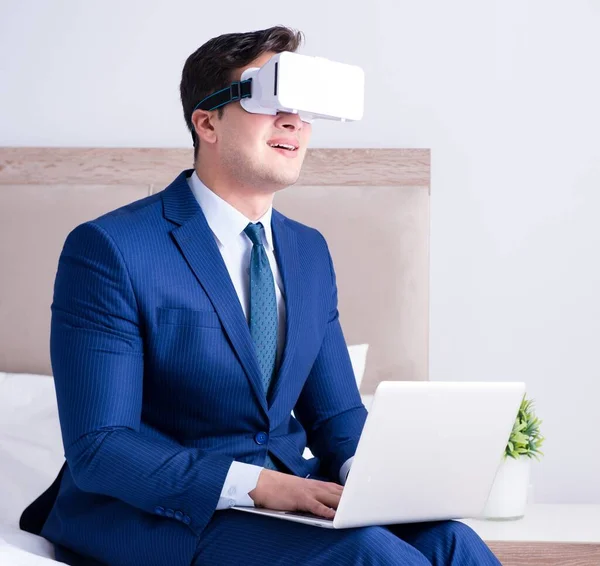 Businessman wearing a virtual reality headset in the bedroom — Stock Photo, Image