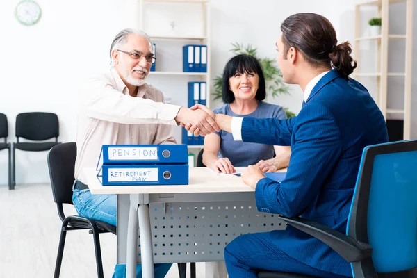 Asesora financiera dando consejos de jubilación a pareja mayor —  Fotos de Stock